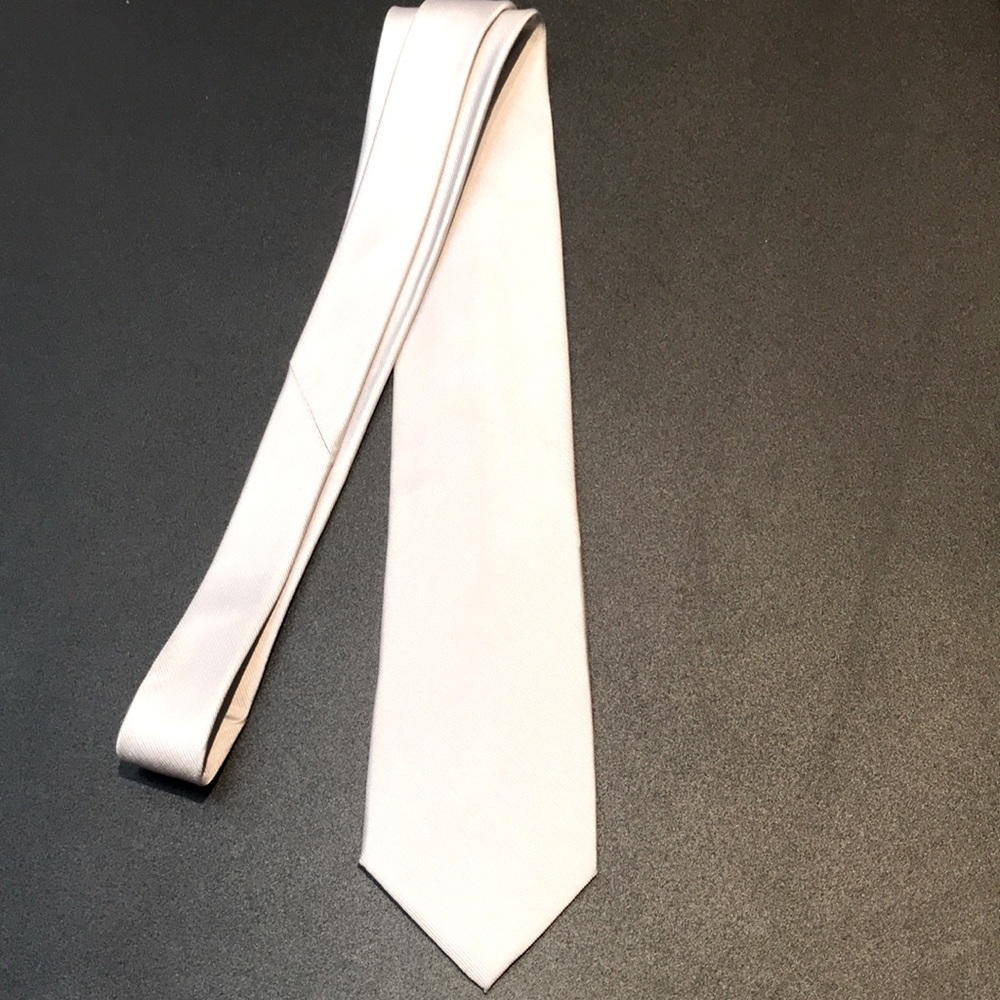 Kenneth Cole Reaction, men’s 100% silk tie, brand new, never worn, silver gray